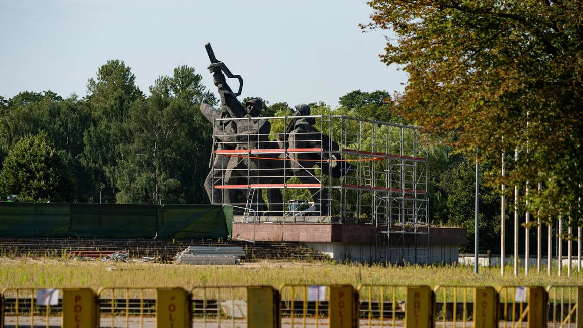 Reacția Rusiei, după ce Letonia a început procesul de demolare a statuilor sovietice: „Ne rezervăm dreptul să luăm măsuri de represalii”