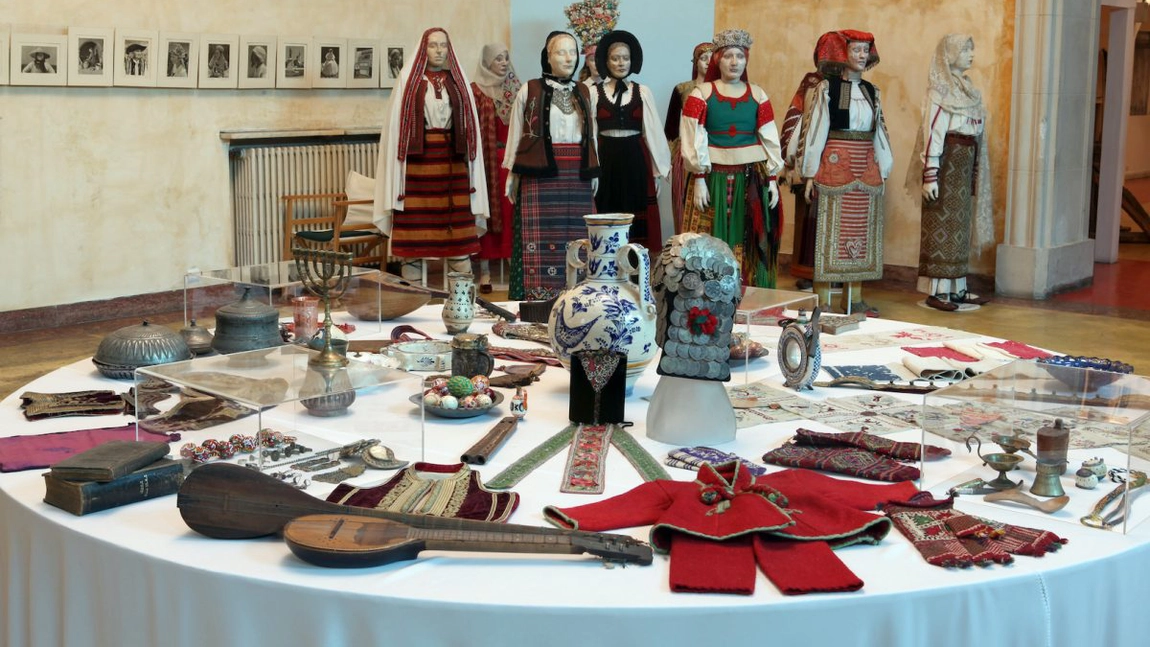 Tradițional adus în contemporan: Un adevărat tezaur folcloric din colecția Muzeului Țăranului Român va fi expus temporar într-un Infinity Room la Art Safari