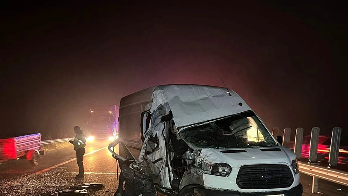 Şapte persoane, rănite într-un accident în care au fost implicate un microbuz de transport persoane şi un TIR