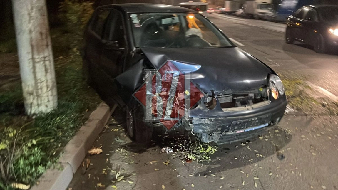 O șoferiță a pierdut controlul volanului și s-a răsturnat cu mașina pe Bulevardul Poitiers - EXCLUSIV, FOTO/VIDEO