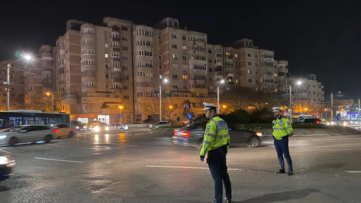 Acțiune a polițiștilor ieșeni pentru verificarea legalității transportului rutier de persoane - FOTO/VIDEO