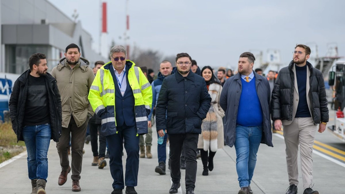 Peste 70 de tineri în vizită pe șantierul de la Aeroportul Iași - FOTO