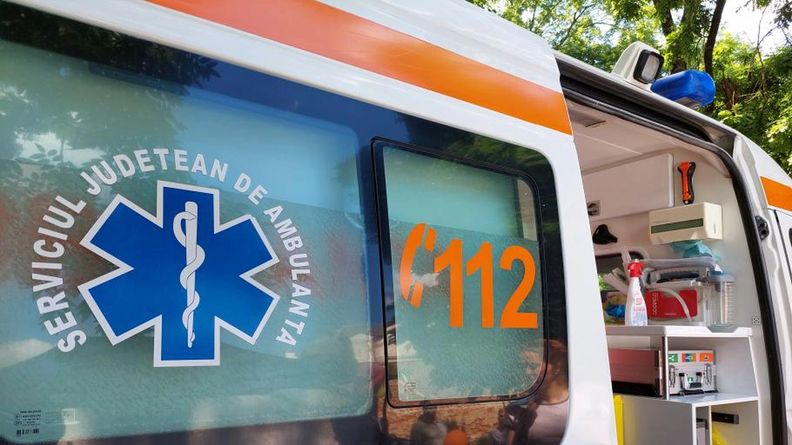 Un băiat de 17 ani s-a aruncat de la etajul al doilea al unui bloc. Mama lui a sunat la 112