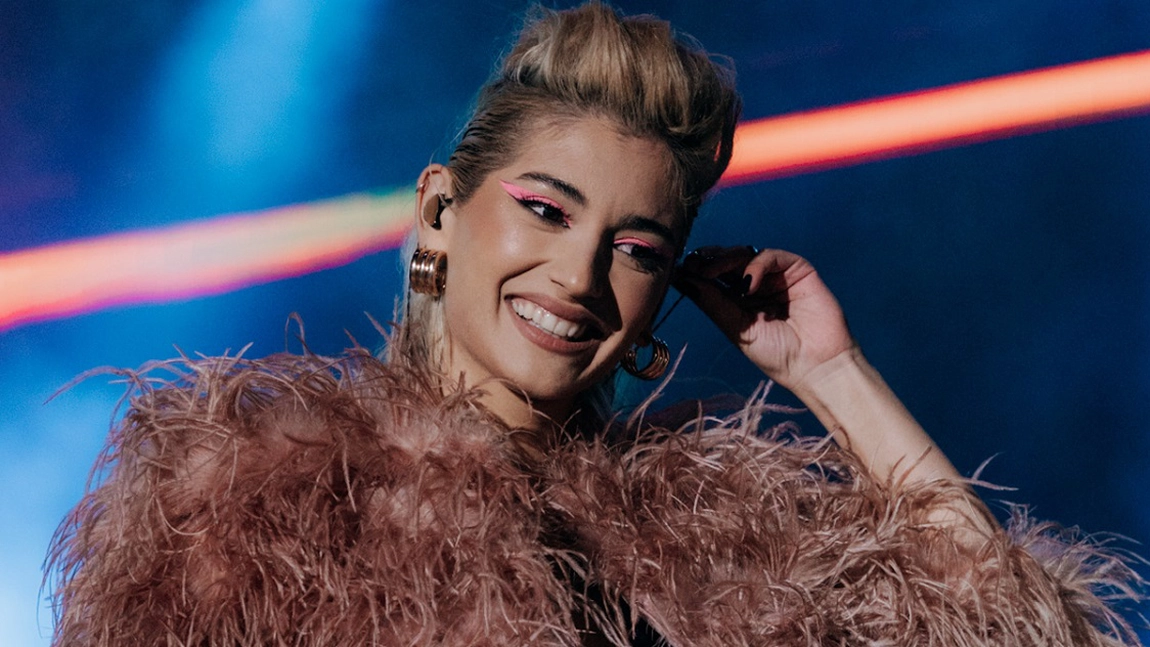 Cine este Andia, noua revelație în muzica românească. Frumoasa artistă se bucură de un succes uluitor la vârsta de 25 de ani