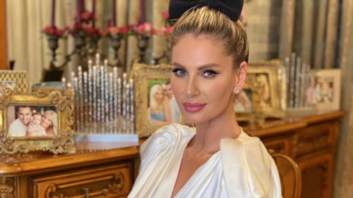 Andreea Bănică s-a afișat nemachiată pe rețelele de socializare și a stârnit un val de reacții. Ce spune artista despre operațiile estetice