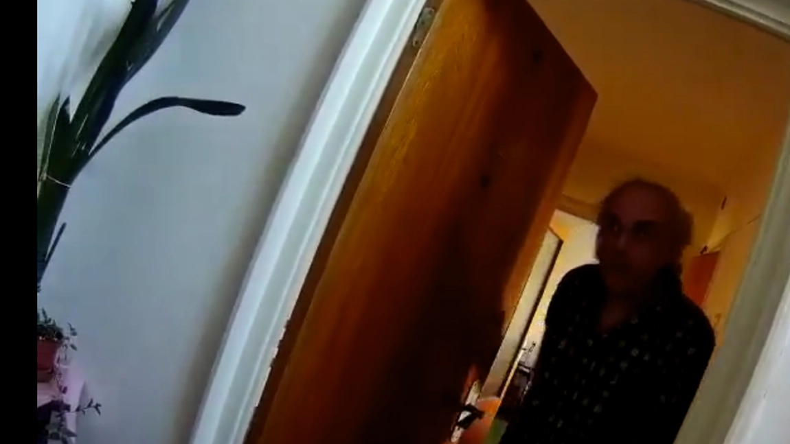 Un apel la 112 anunţa un scandal în familie. Poliţistul ajuns la faţa locului, lovit cu un pumn în faţa de bătrânul recalcitrant - VIDEO