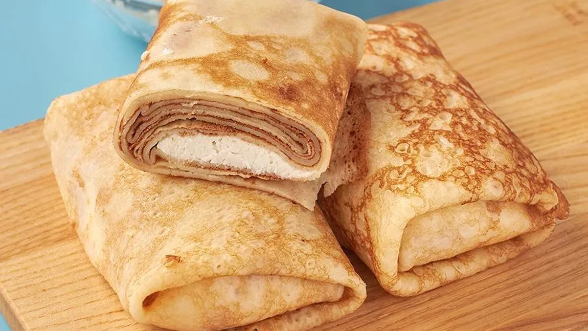Clătite la cuptor cu brânză dulce și sos de vanilie. Rețeta copilăriei pentru un desert nemaipomenit