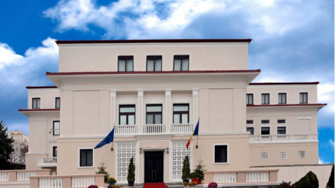 Angajata de la Curtea de Conturi, reţinută după ce a prezentat o diplomă de licenţă falsă
