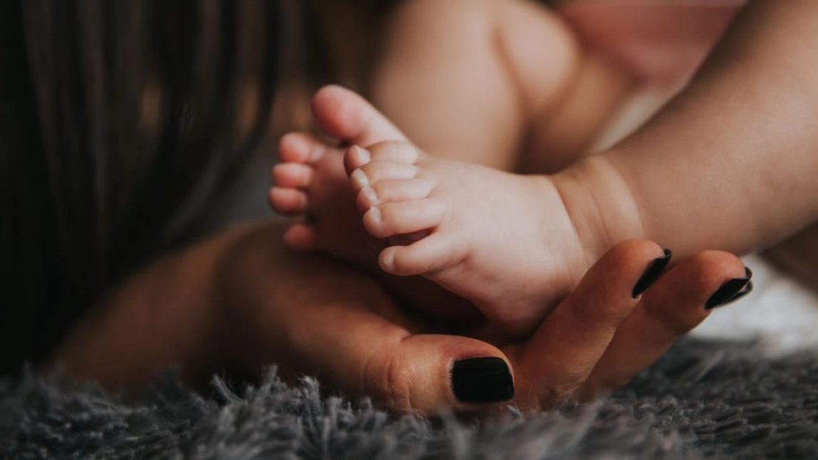 O mamă de doar de 20 de ani a decis să își abandoneze cei doi copii, motiv pentru care a mers la DGASPC. Aceasta a făcut gestul extrem la începutul lunii octombrie