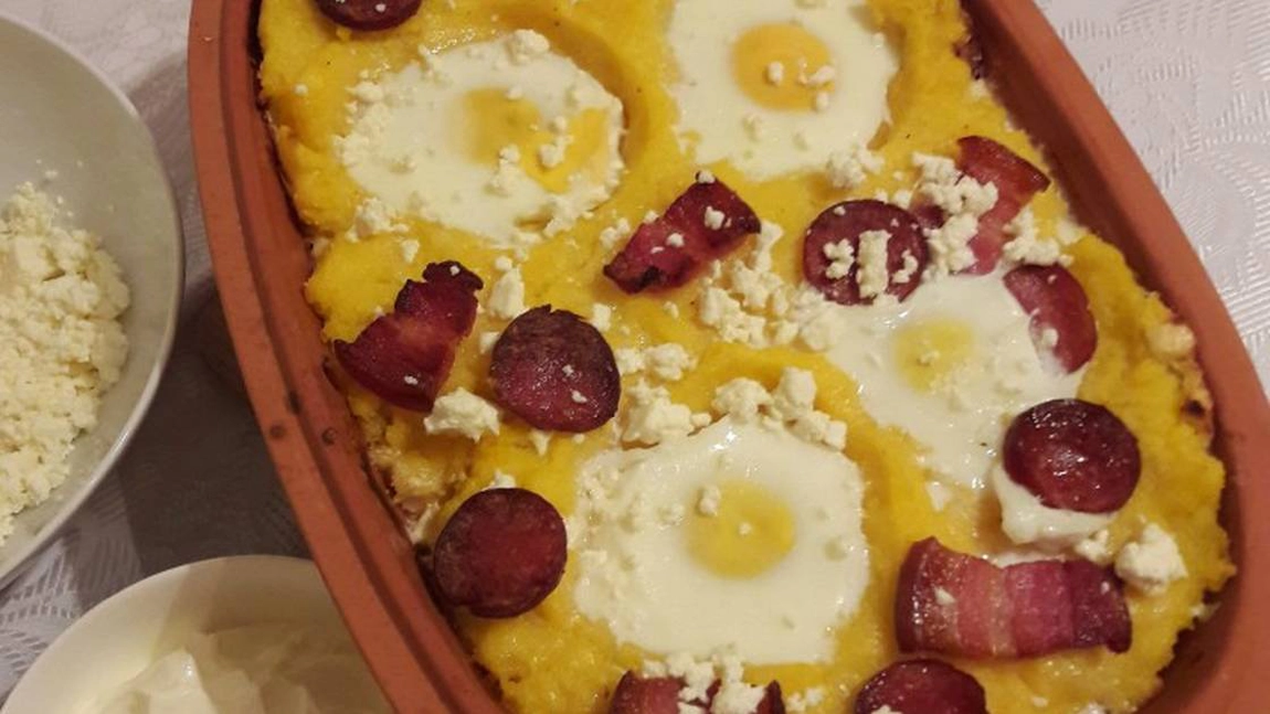 Mămăligă cu brânză la cuptor, un deliciu făcut după rețeta bunicii. Trucuri simple pentru un preparat savuros