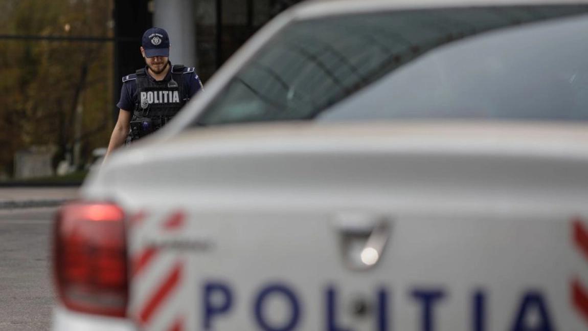 Anchetatorii români au de deslușit un mister, după ce un militar francez a fost găsit mort într-un hotel din București. Fusese înjunghiat cu foarfeca în gât