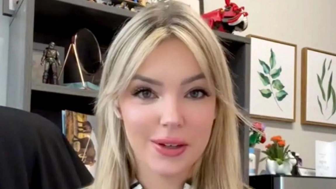 Model OnlyFans, trimis acasă de la muncă din cauza hainelor purtate. Cum arăta rochia ei