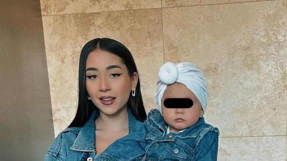 Nicole Cherry și fiica ei, costumate în Alice din Țara Minunilor la petrecerea aniversară a micuței. Anastasia a împlinit un an