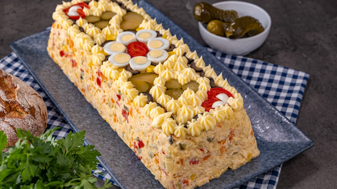 Rețetă de salată boeuf ca la mama acasă. Cum să îi cucerești pe cei dragi cu o mâncare delicioasă