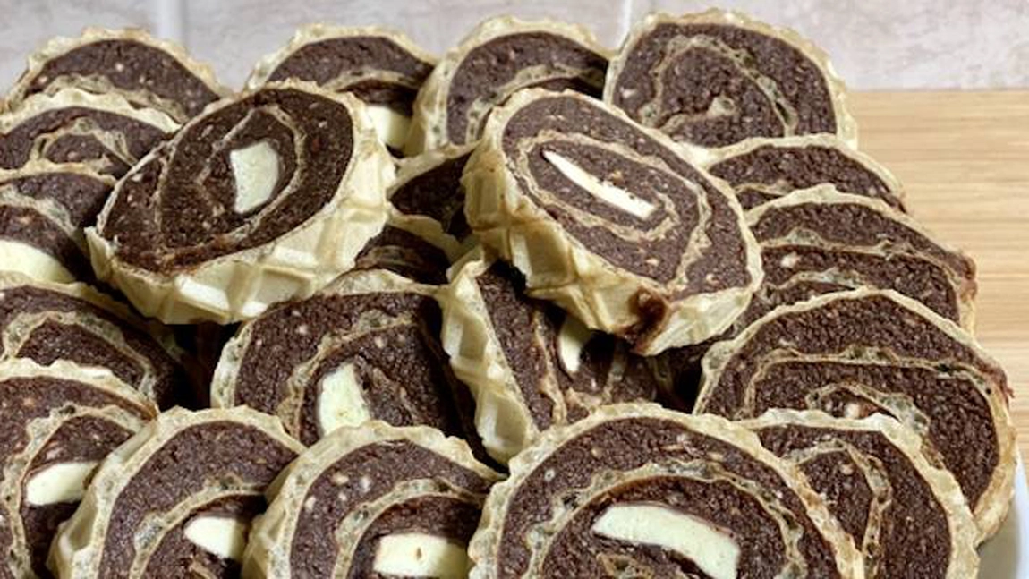 Ruladă cu foi de napolitană și cremă de ciocolată. Rețeta unui desert de casă rafinat și spectaculos