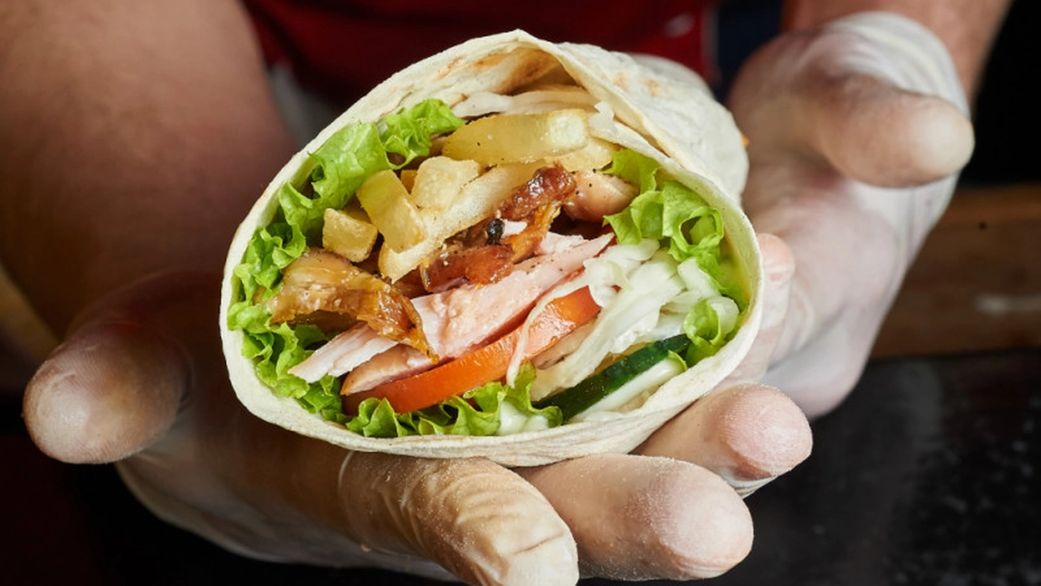 O femeie a comandat o shaorma „la pachet” dintr-un fast-food. Când a ajuns acasă a avut un șoc