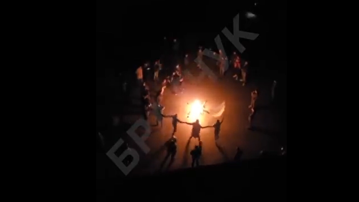 Ucrainenii dansează în jurului focului în centrul orașului Herson, în ceea ce Zelenski numește „o zi istorică”