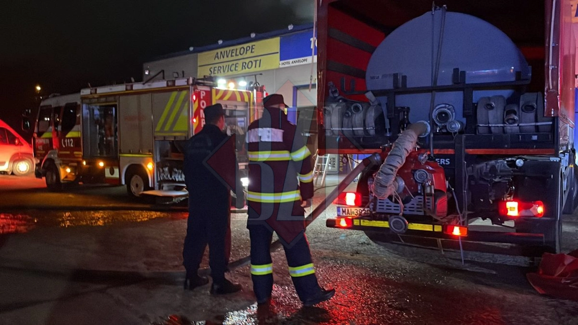 O hală de anvelope aflată în Valea Lupului a luat foc. Pompierii intervin pentru lichidarea incendiului ( FOTO, VIDEO LIVE)