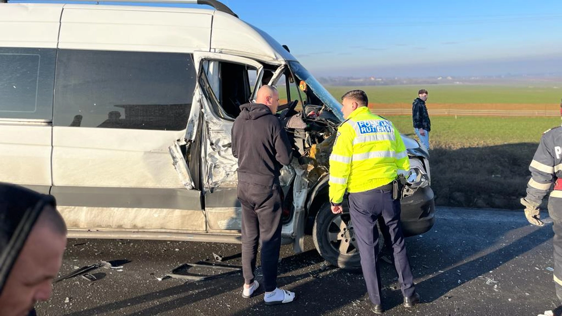 Accident rutier la Pașcani! Un microbuz și un TIR au intrat în coliziune - FOTO
