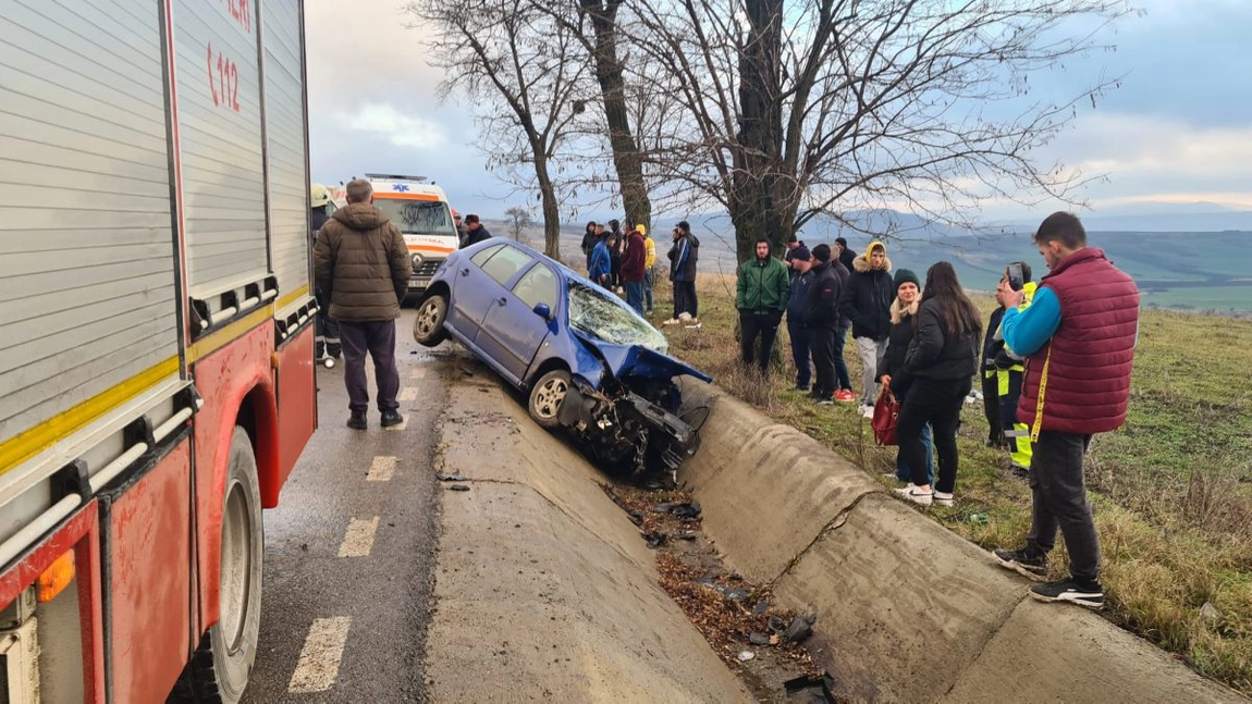 Accident grav la Iași! Doi copii sunt inconștienți după ce două autoturisme s-au izbit violent. Sunt 6 victime - UPDATE, FOTO