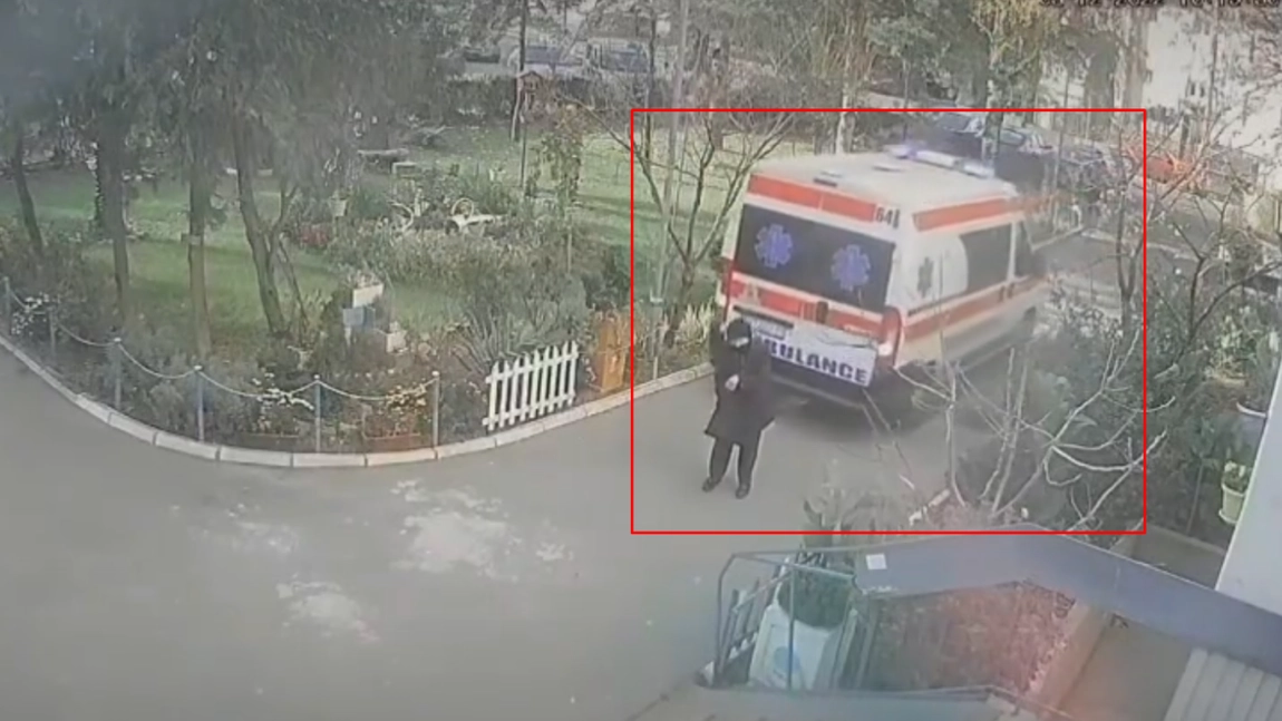 O bătrână, călcată de Ambulanţă. Şoferul execută o manevră de marșarier fără să se asigure. Echipajul medical nici nu observă femeia - VIDEO, UPDATE