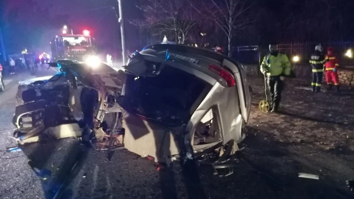 Un tânăr de 19 ani din Hunedoara și-a pierdut viața într-un accident rutier teribil. Autoturismul pe care îl conducea a fost rupt în două