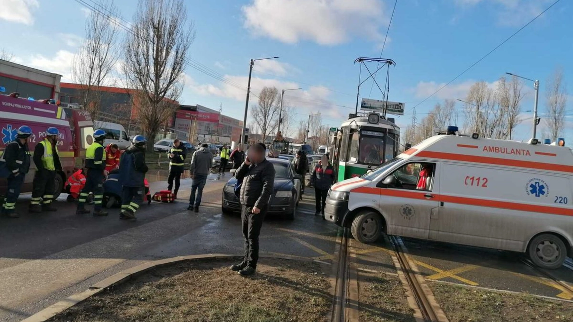 Accident rutier grav în Baza 3. O persoană a fost lovită pe trecerea de pietoni. Circulaţia tramvaielor a fost întreruptă - UPDATE