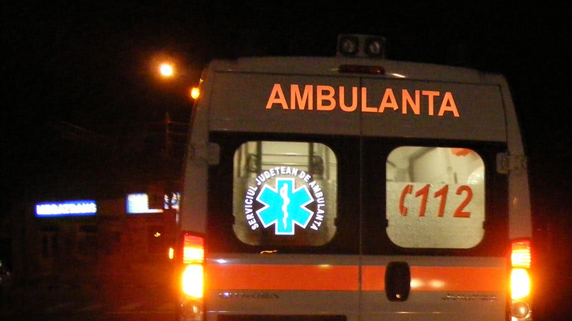 Un bărbat din Buzău a încercat să se arunce de la etajul 9. Pompierii au spart uşa și au reușit să îl oprească
