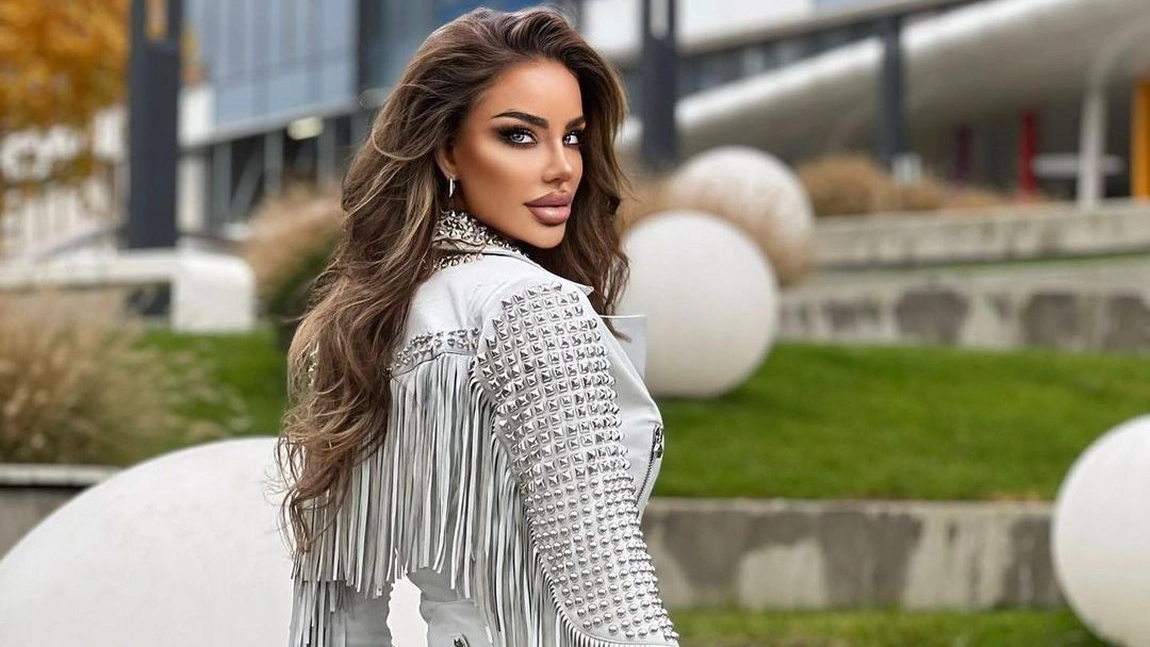 Bianca Drăgușanu, apariție de zile mari la cumpărături. Blondina și-a scos la plimbare posteriorul bombat