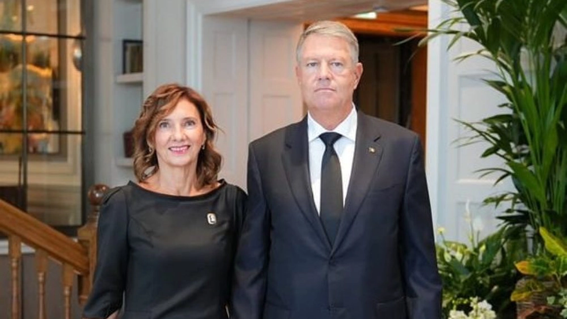 Cum s-a îmbrăcat Carmen Iohannis în ziua de Crăciun, când a mers la biserică, alături de şeful statului