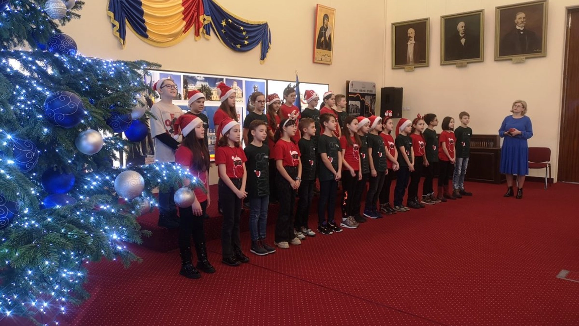 În prag de sărbători, elevii de la Școala Gimnazială „Alexandru cel Bun” din Iaşi au colindat mai multe instituţii publice locale - FOTO