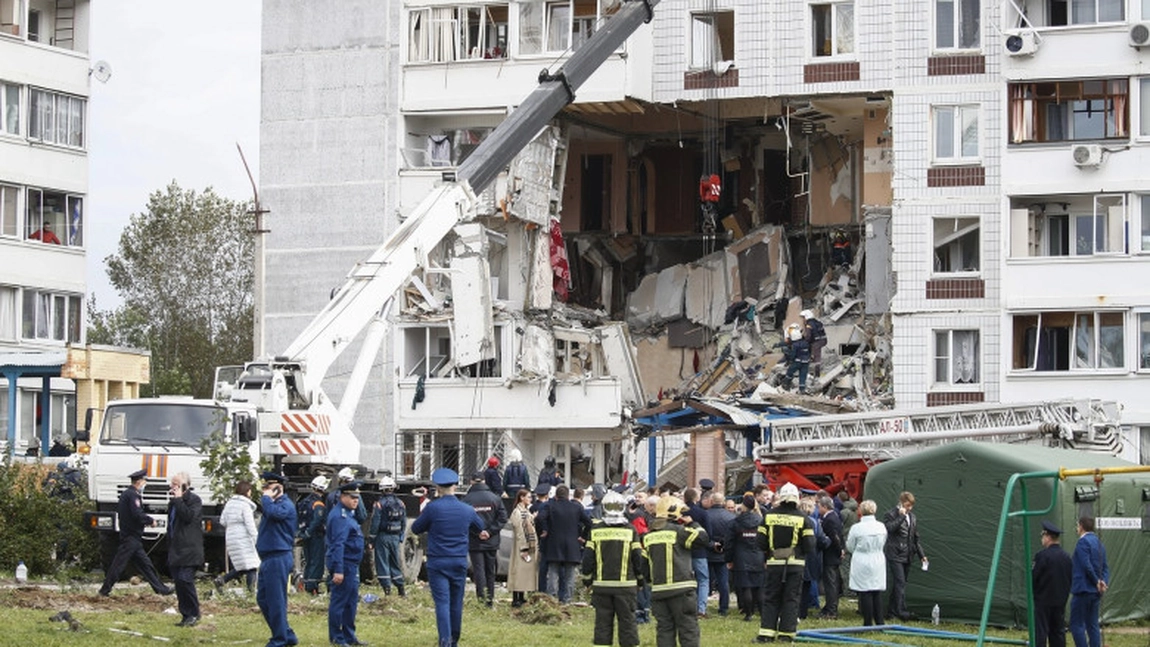 Explozie puternică la un bloc din Rusia. Mai multe persoane au murit după ce o butelie nu a fost instalată corect - VIDEO