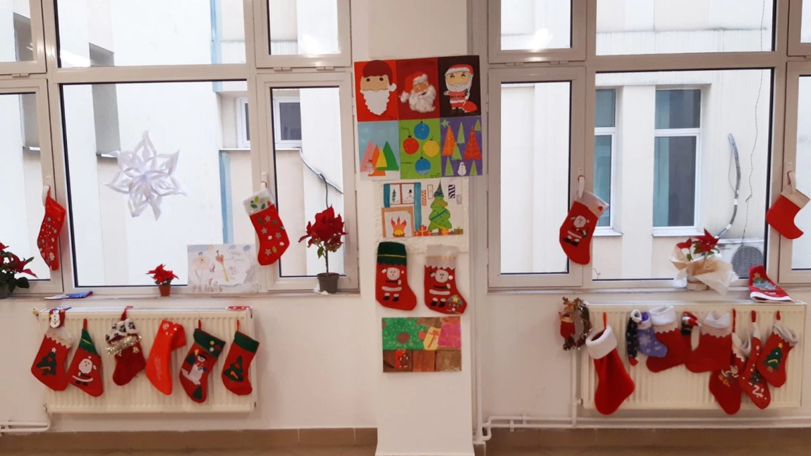 Liceul Teoretic de Informatică „Grigore Mosil” din Iaşi găzduieşte expoziţia de arte plastice „Crăciun cu dalbe flori”