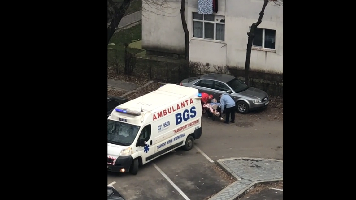 Servicii medicale private ce lasă de dorit la Iaşi. O femeie luată cu roaba pentru a fi dusă la ambulanţă - VIDEO