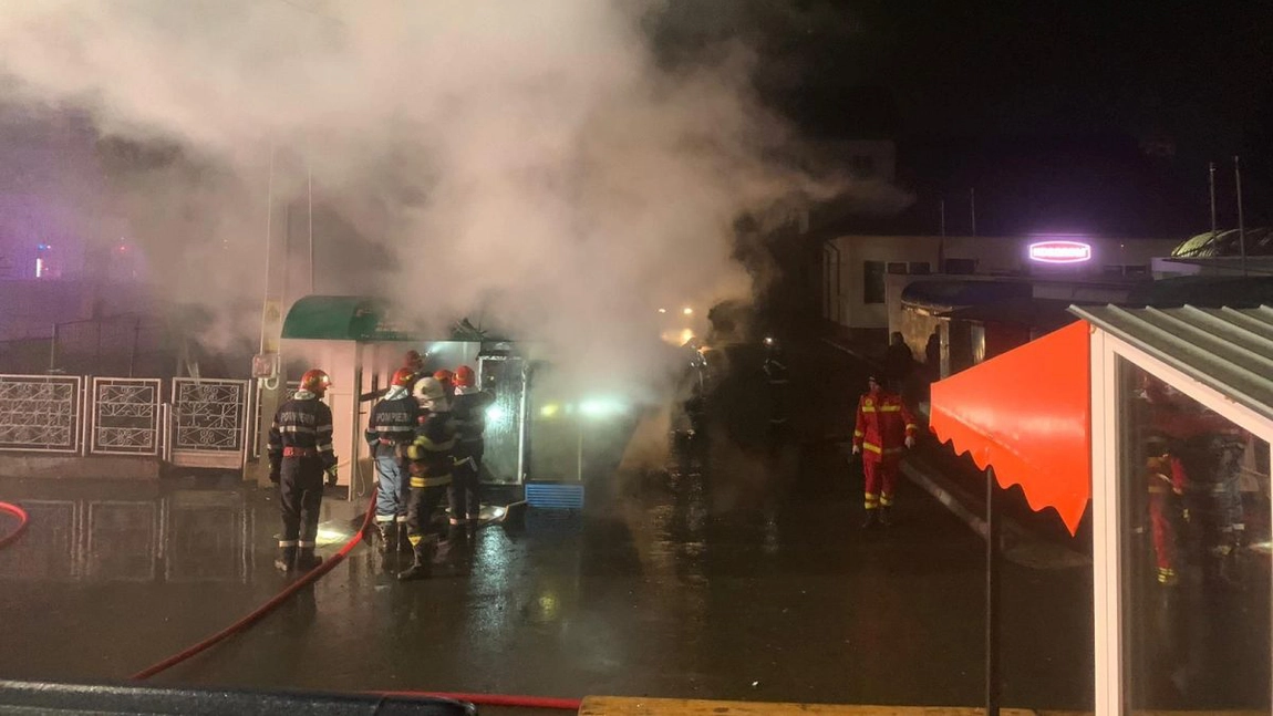 Incendiu în muncipiul Pașcani, județul Iași. Un chioșc alimentar a fost cuprins de flăcări - EXCLUSIV