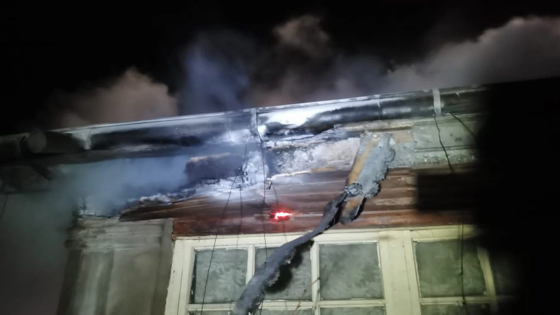 Incendiu la o casă din judeţul Iaşi. Un bătrân de 85 ani a murit intoxicat cu fum - EXCLUSIV, FOTO