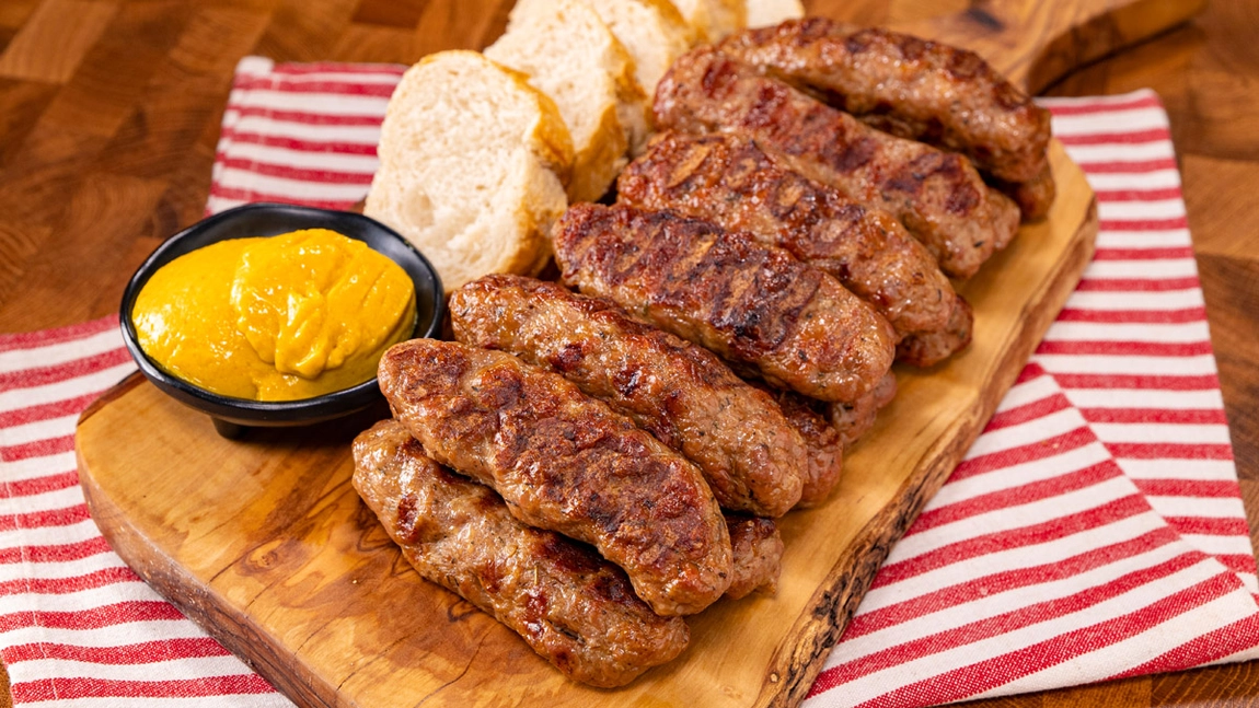 Închisoare pentru o rețetă secretă de mici! Bărbați arestați după ce au sechestrat o femeie și doi copii