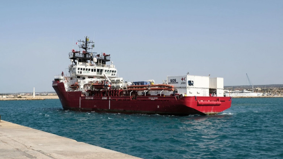 Nava umanitară Ocean Viking, cu migranţii salvaţi din Marea Mediterană a fost primită în Italia