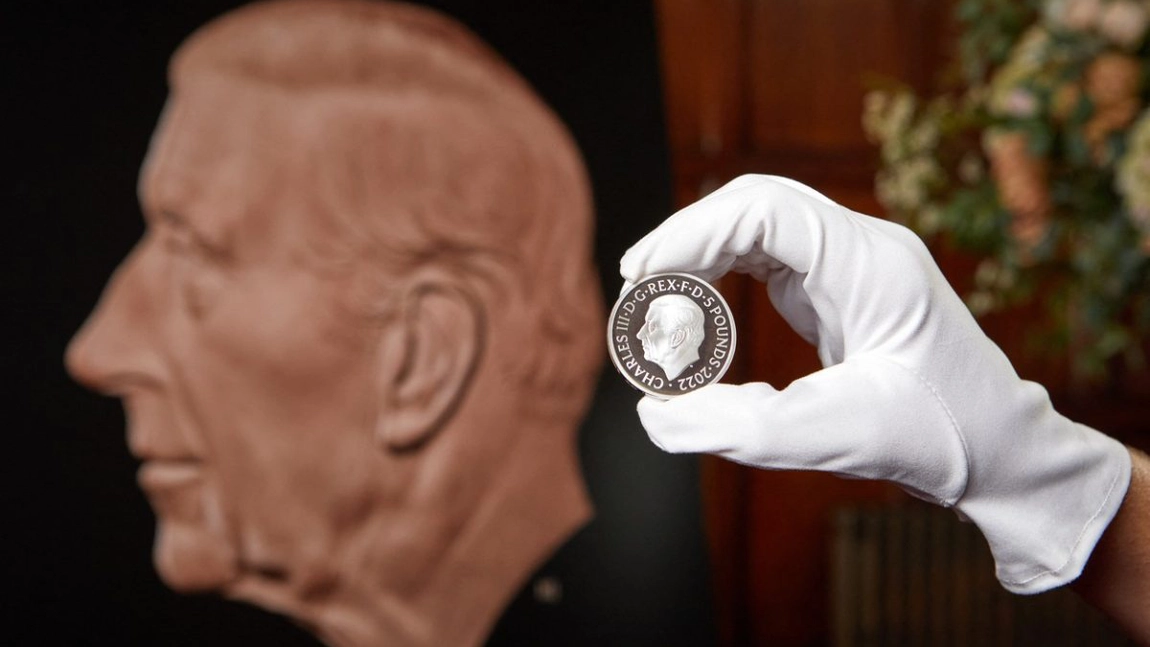 De astăzi, în Marea Britanie intră în circulaţie primele monede cu portretul regelui Charles al III-lea