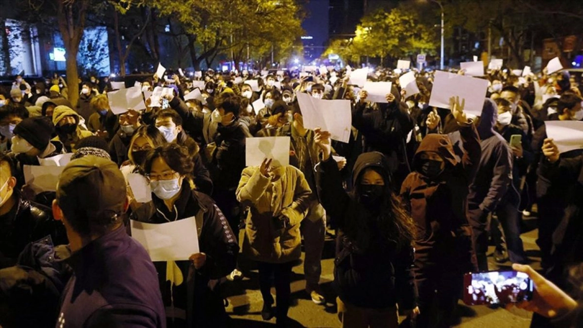 Protestele au băgat spaima în comuniștii chinezi. Relaxare bruscă a restricțiilor la Beijing