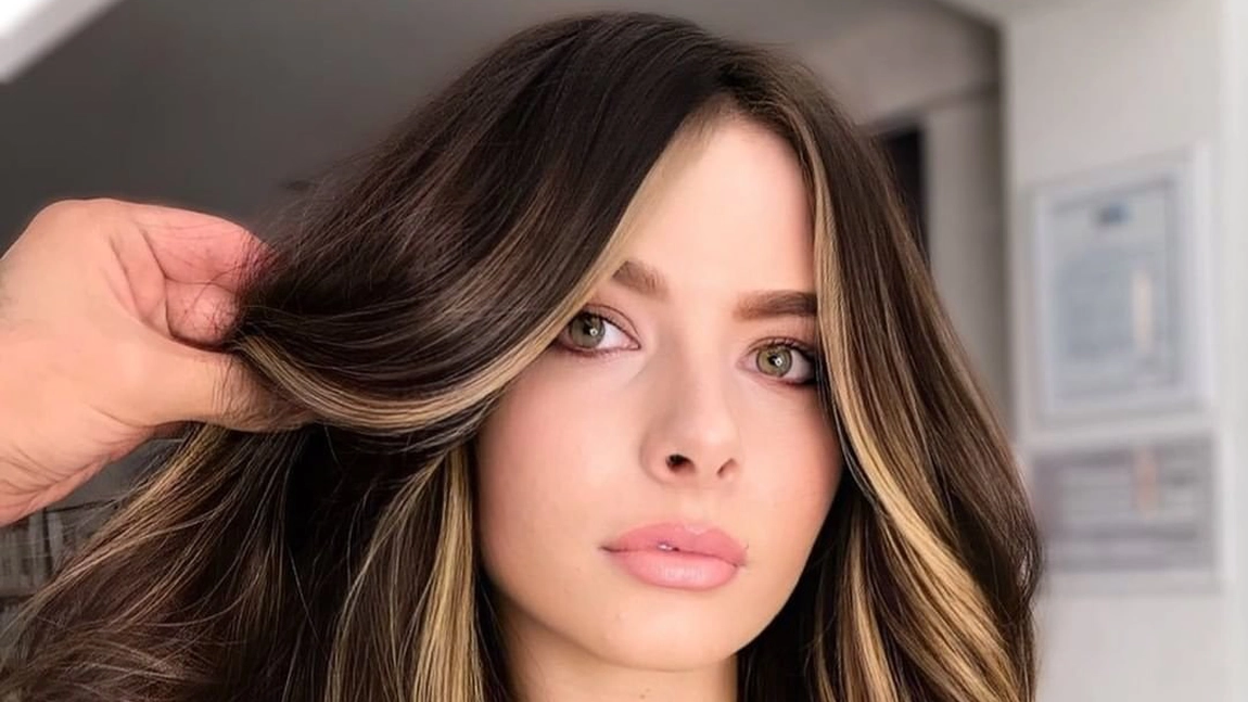 Șuvițe pe păr brunet. Un look demn de Oscar