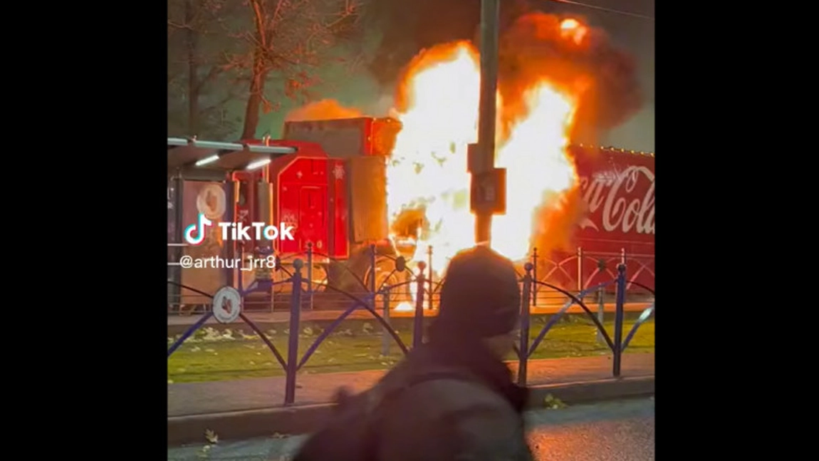 Incendiu într-un cartier din București. Camionul Coca-Cola a fost cuprins de flăcări - VIDEO