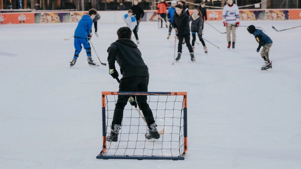 Noi provocări la Palas Ice – cursuri de hochei pentru pasionații sporturilor de iarnă