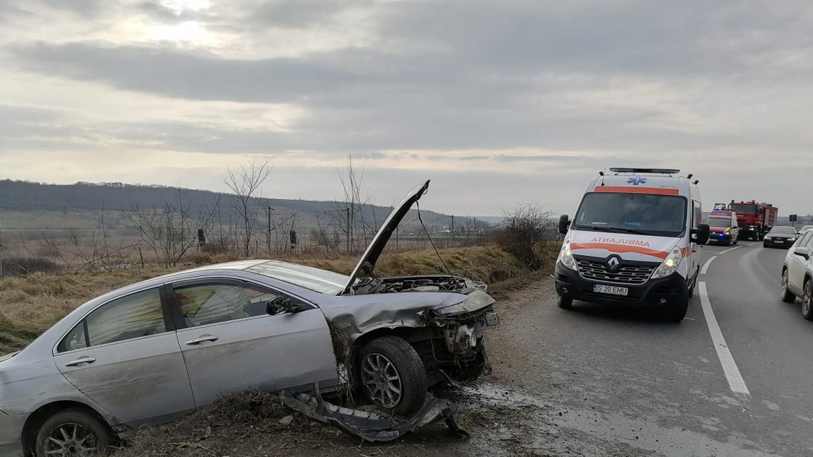 Accident rutier la Bălţaţi. Două persoane au fost rănite, după ce autoturismul în care se aflau s-a răsturnat - FOTO