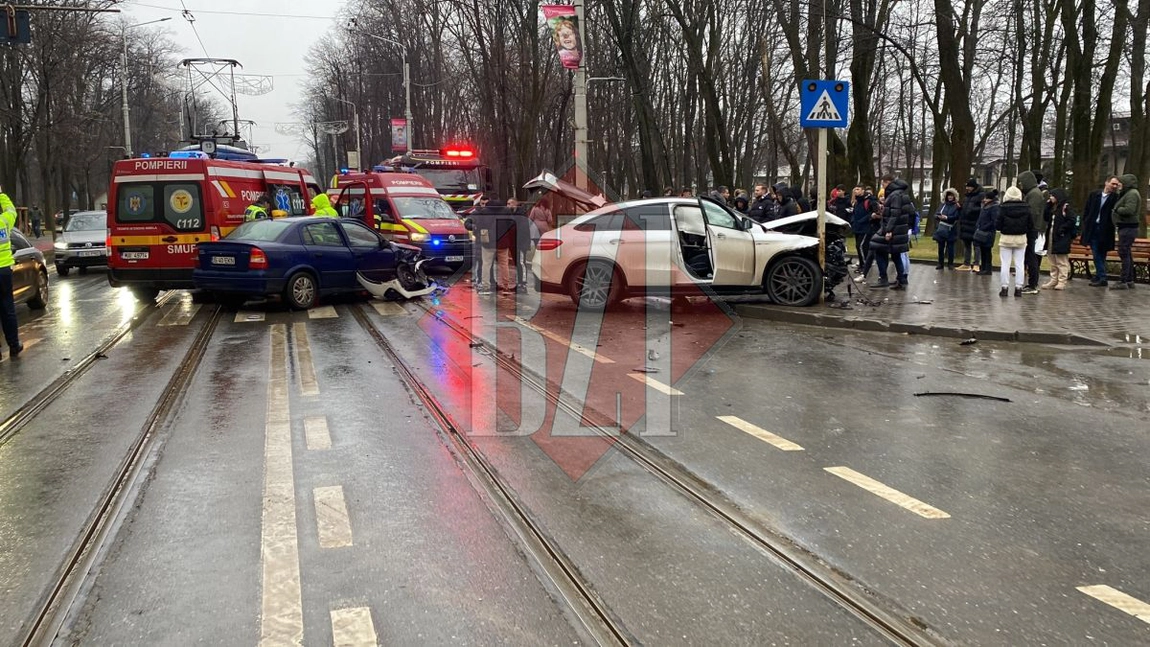 Accident rutier în zona Copou din municipiul Iaşi. Două autoturisme au intrat în coliziune - UPDATE, FOTO, VIDEO