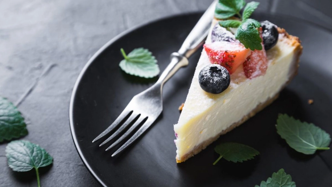 Cheesecake cu brânză de vaci. Cât timp trebuie lăsată prăjitura la rece până a fi servită?