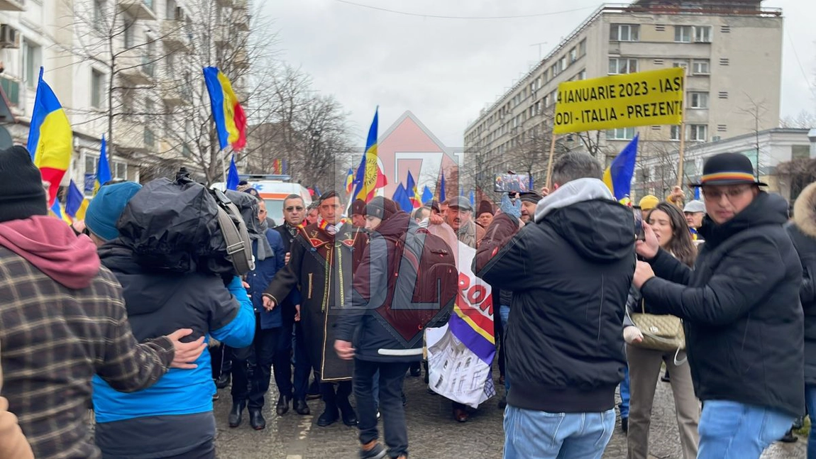 Liderul AUR, George Simion, şi susţinătorii săi au ajuns în Piaţa Unirii. Scandează „Unitate Naţională” - FOTO, VIDEO