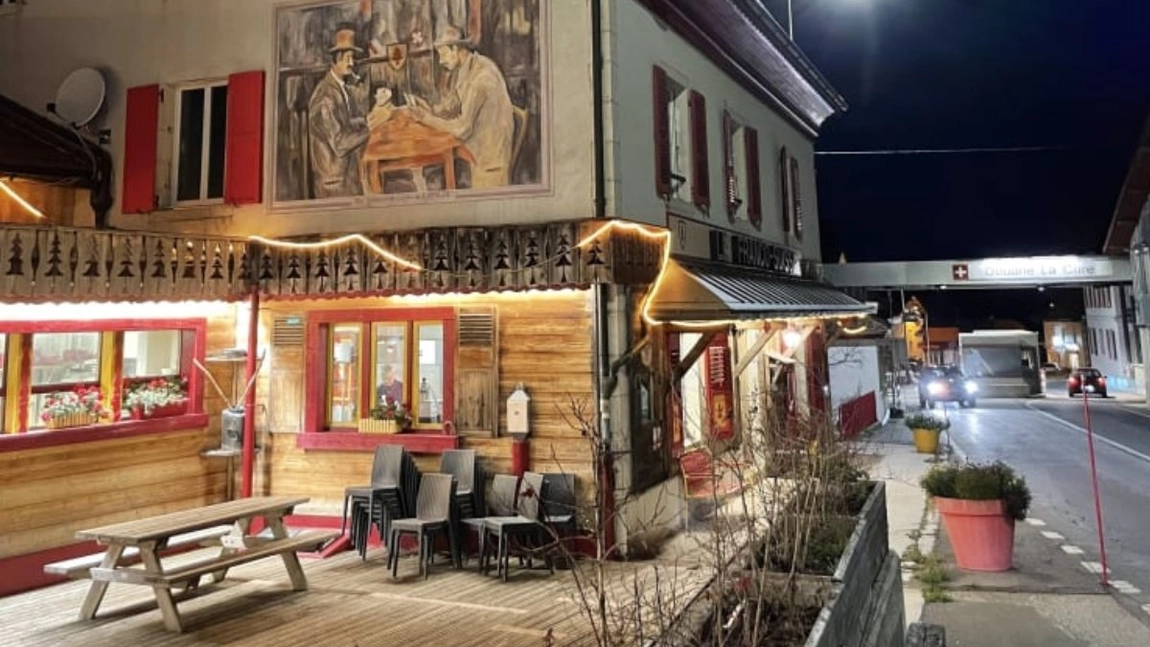 Turiştii unui hotel pot dormi, în acelaşi timp, cu capul în Elveţia şi cu picioarele în Franţa. Cum este posibil