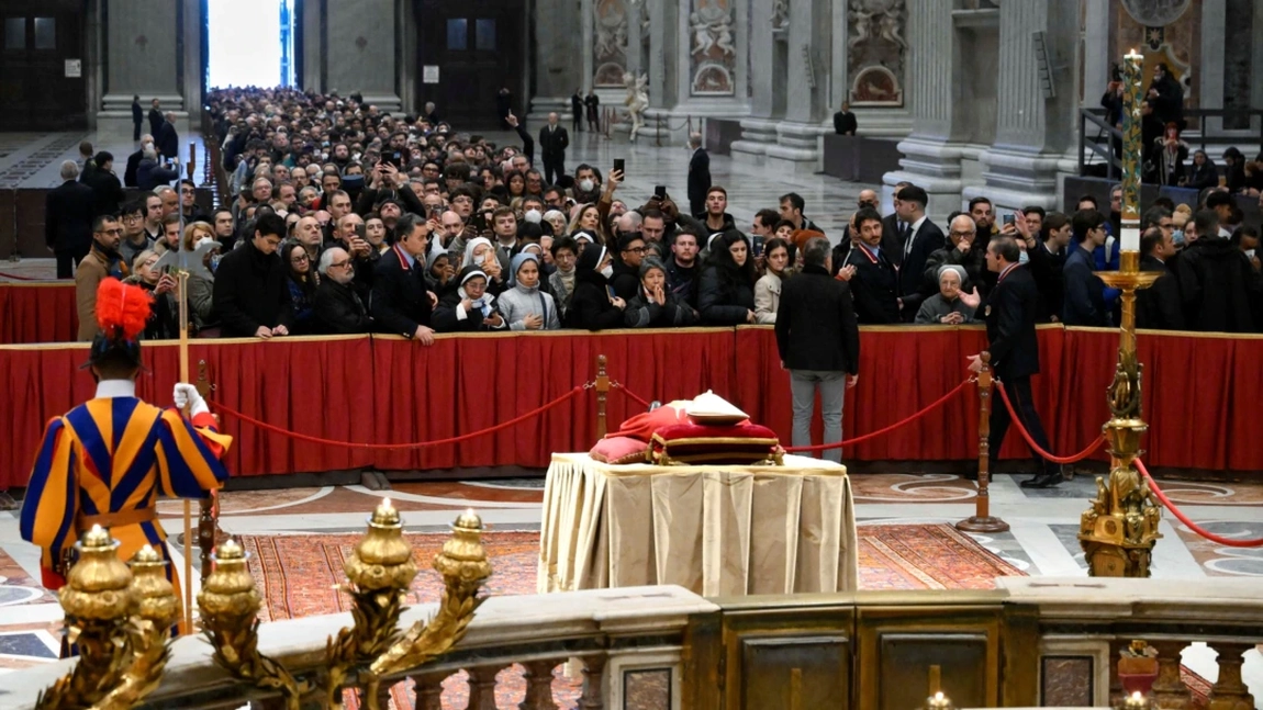 Imagini în direct de la Vatican. Papa emerit Benedict al XVI-lea va fi condus pe ultimul drum. Slujba de înmormântare va fi oficiată de Papa Francisc - LIVE VIDEO, FOTO, UPDATE