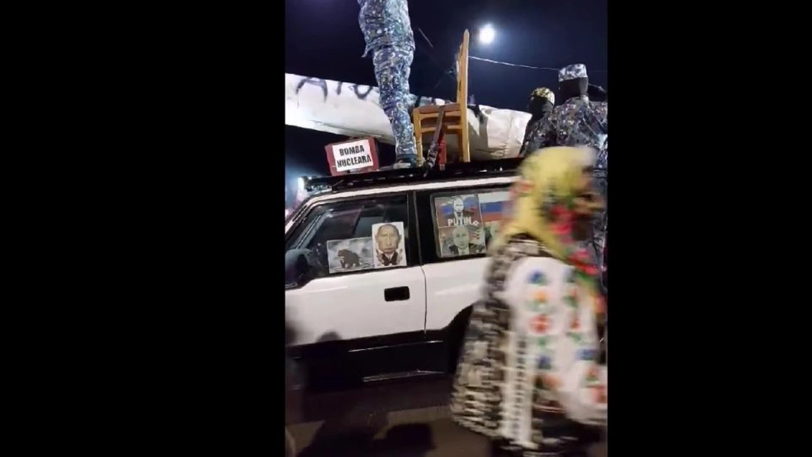Parada colindătorilor care a pus poliția pe jar. Arme, rachete, tancuri cu litera Z, la Bacău - VIDEO
